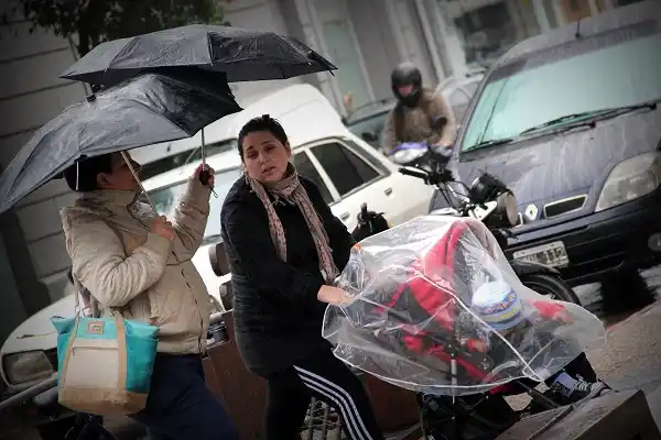 #PasadosPorAgua: Cientos de paraguas en la calles de la ciudad 