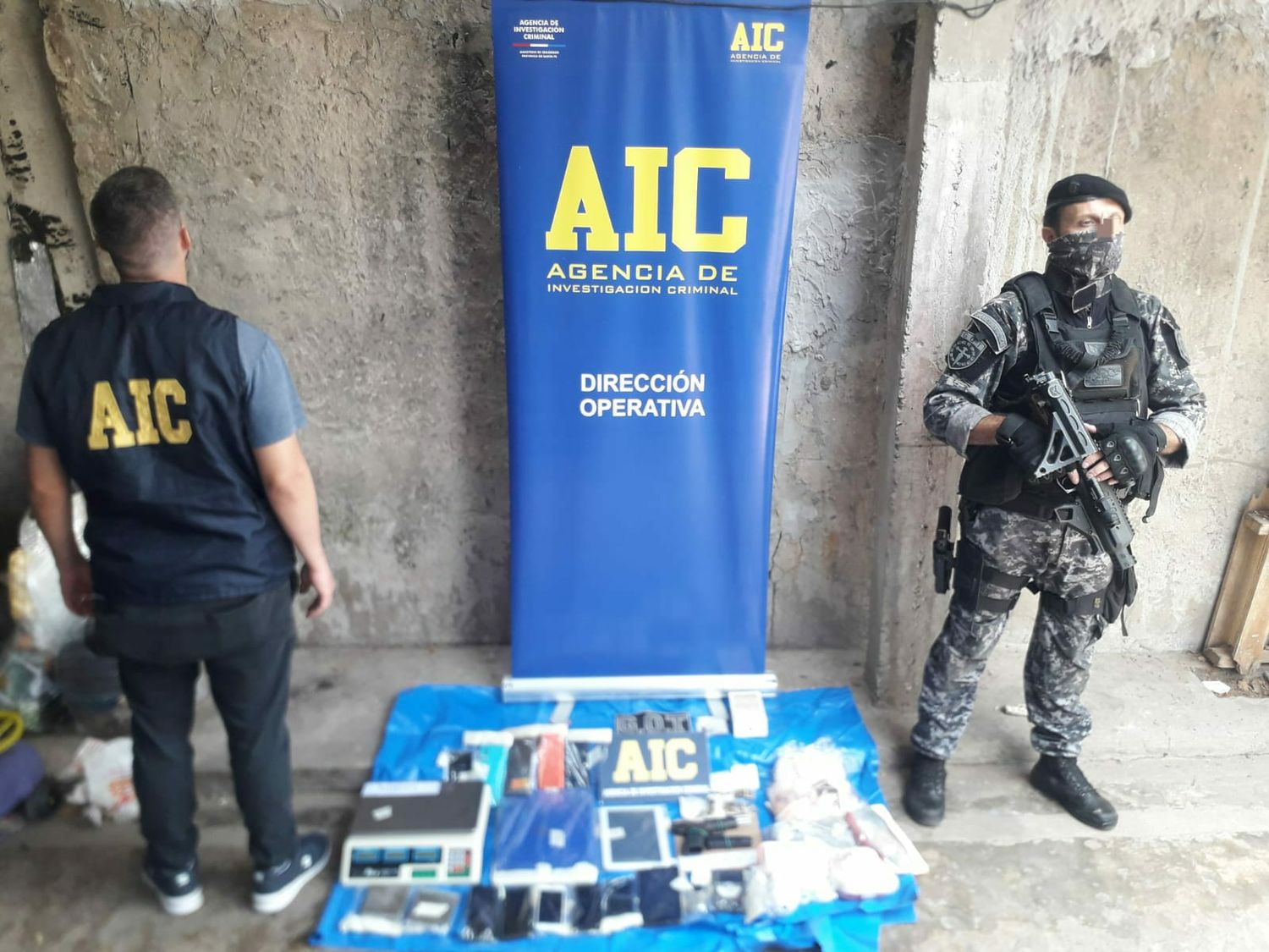 Detuvieron a dos personas, vinculadas a una banda delictiva, con drogas y un arma de fuego