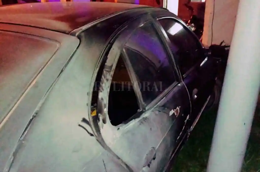 Quemaron un auto en la puerta de una comisaría