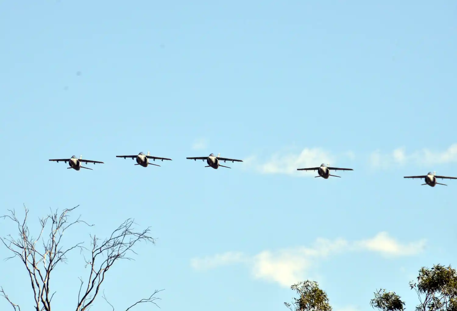 Aviones realizaron vuelos rasantes sobre el cielo tandilense y surgió la pregunta: ¿eran los F-16?