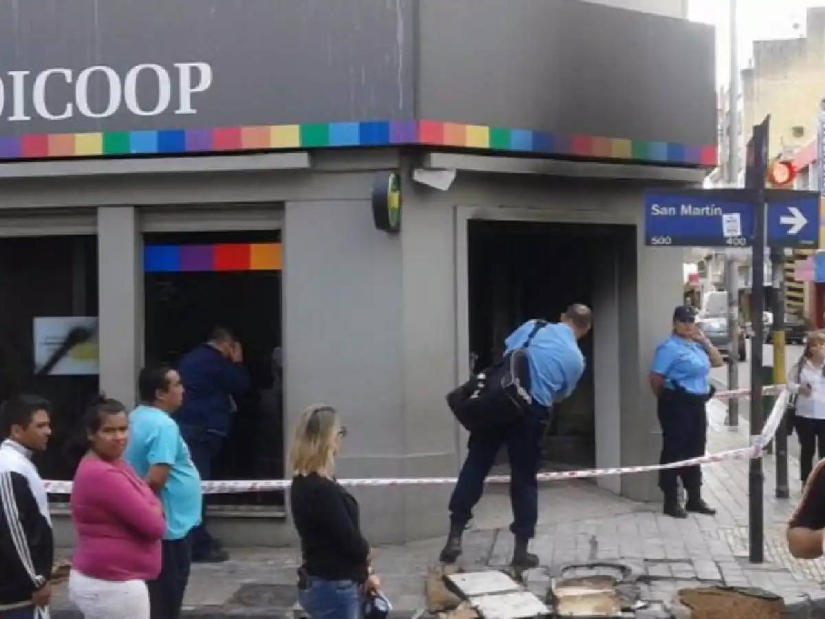 Ataque incendiario en un banco del centro de Córdoba