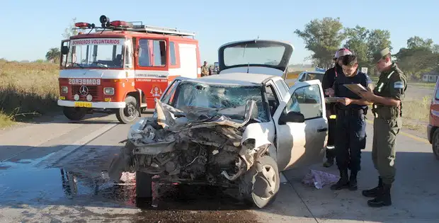 Auto embistió la parte trasera de un camión y su conductor está grave