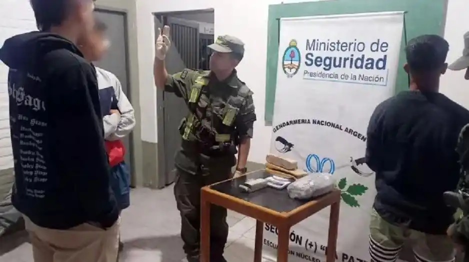 Detuvieron a dos pasajeros de un micro que viajaban con marihuana y un arma en su poder