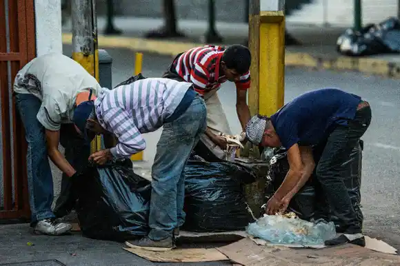 La hambruna está ganando terreno: 3 millones de venezolanos comen de la basura
