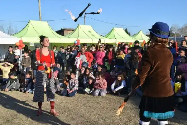 Chicos y chicas del barrio San Cayetano disfrutaron de una tarde de juegos y diversión