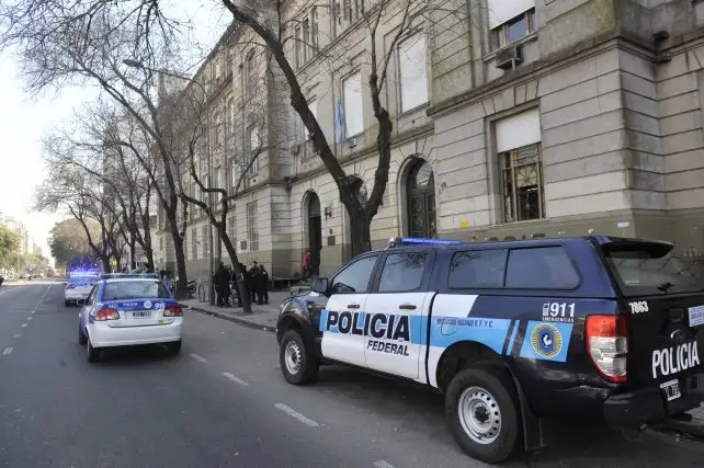 Asaltaron un negocio, chocaron y se escondieron en una escuela