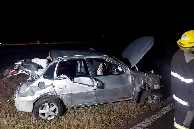 Una familia volcó con el auto en la ruta que une Mar del Plata y Balcarce: Murió una mujer y hay otros tres heridos