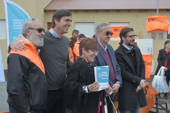 Dos décadas después, entregaron las veinte viviendas del barrio de los Municipales