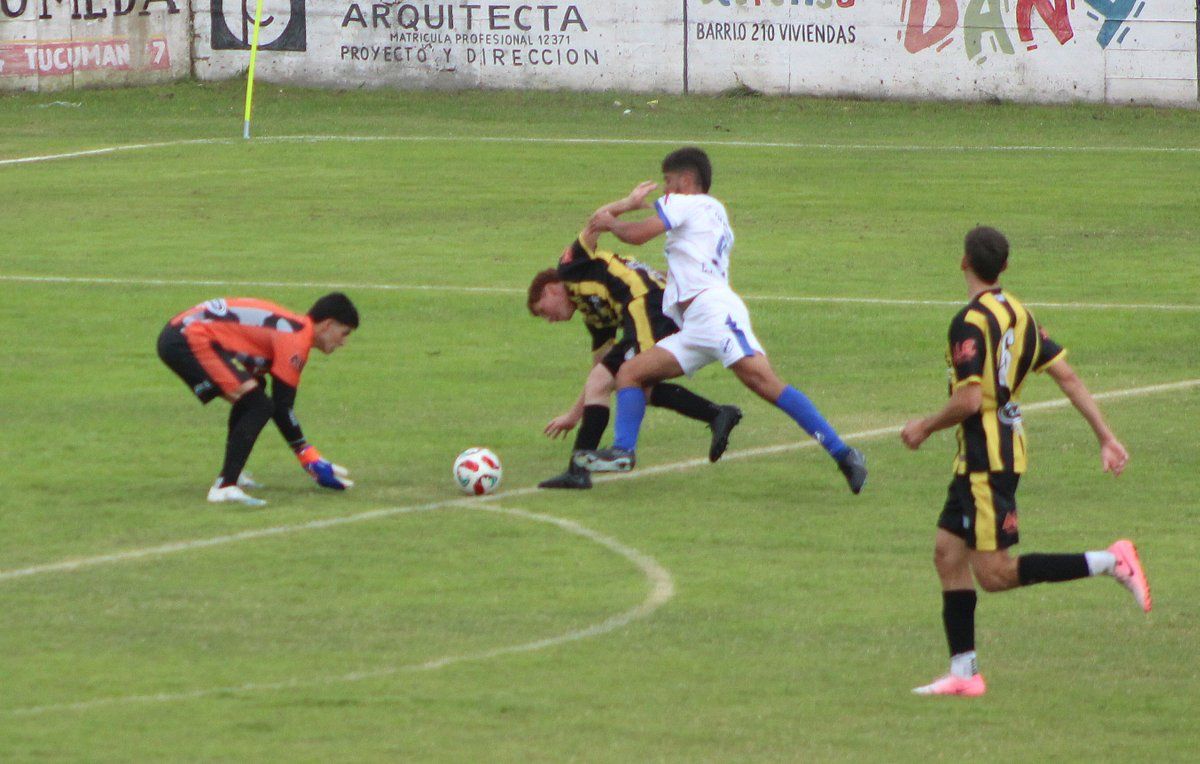 Libertad cometió errores defensivos que fueron aprovechado por Juventud