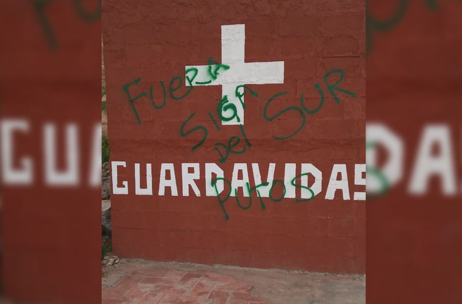 Pintadas en balnearios del Sur: "Putos fuera"