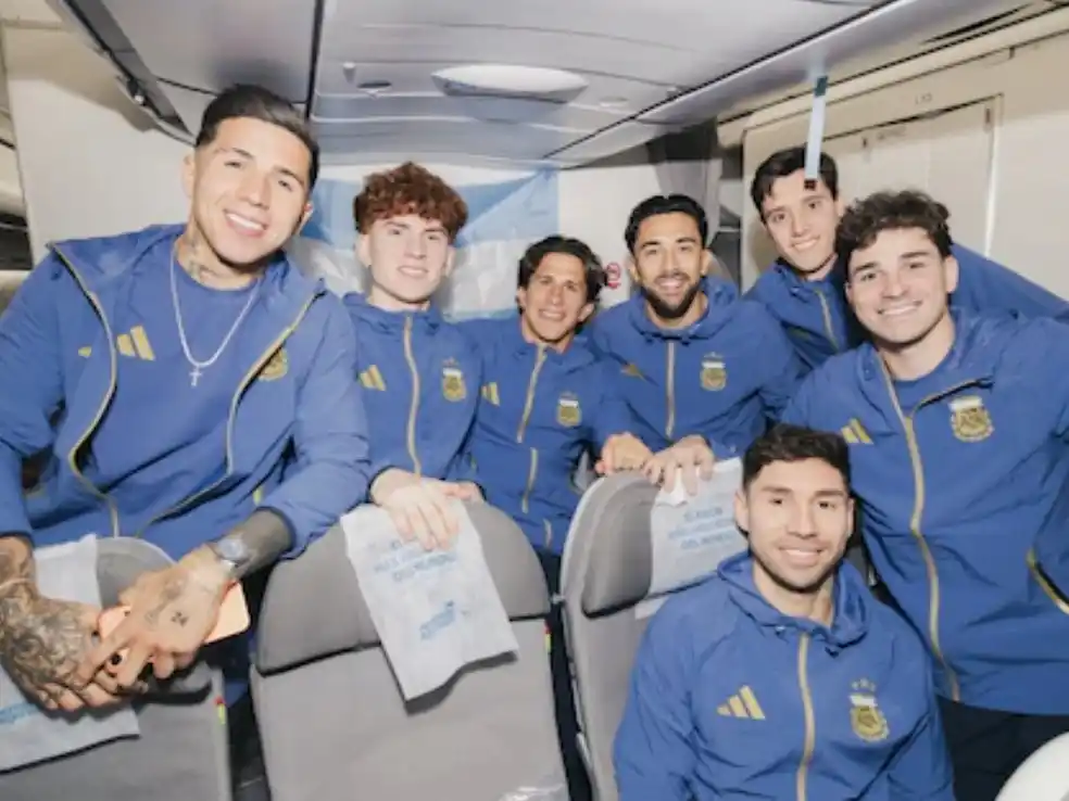 Parte del plantel albiceleste viajando en la madrugada del domingo rumbo a EE.UU. Foto:AFA