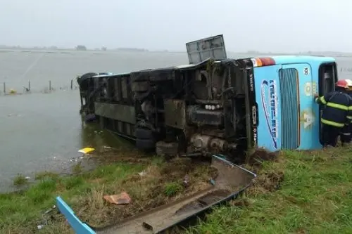 Un colectivo volcó en la Ruta 5 y cayó en un campo inundado de Carlos Casares