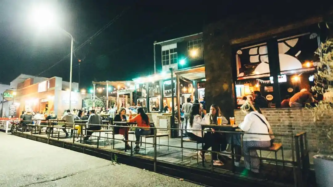 El Municipio clausuró un bar de Costanera por excederse en la capacidad
