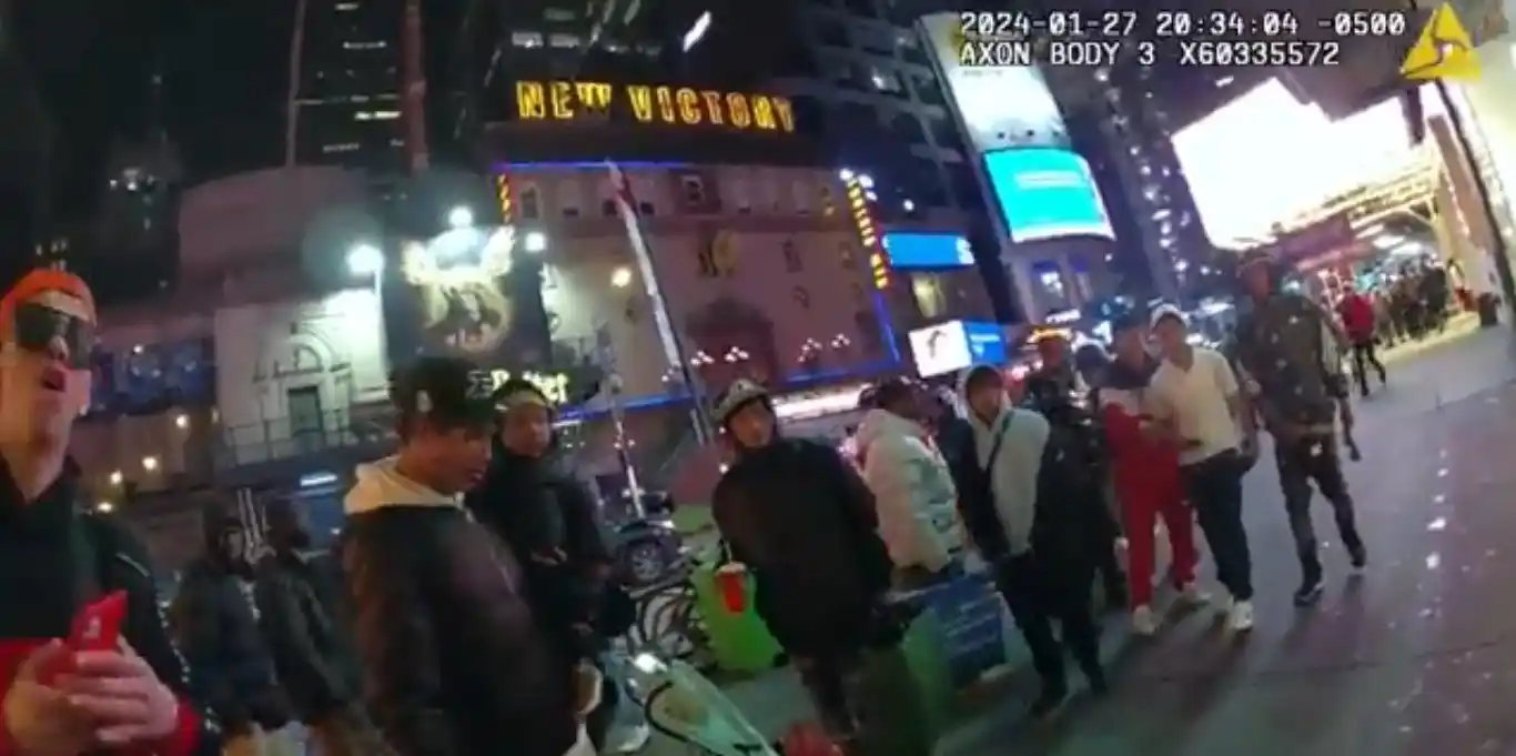 REVELAN parte de los videos que captaron cámaras corporales de policías golpeados en Nueva York por migrantes venezolanos