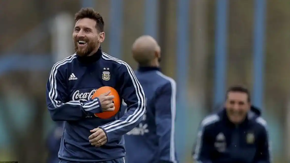 Las fotos de Messi almorzando en la costanera con su familia