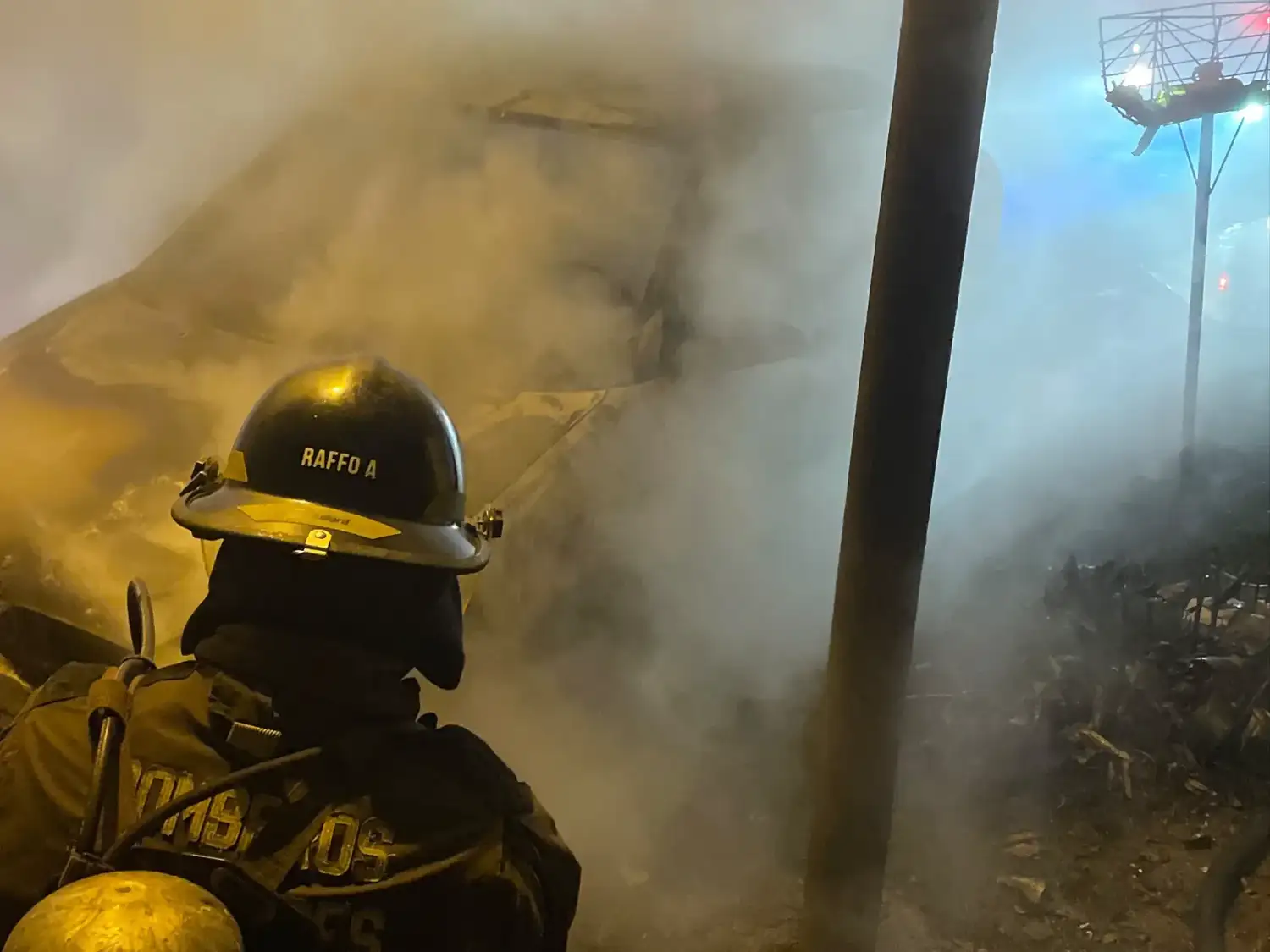 Un incendio destruyó por completo un automóvil Ford Focus en barrio Barranquitas - 2