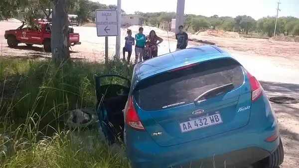 Un auto despistó en Ceibas y sus ocupantes salieron ilesos 