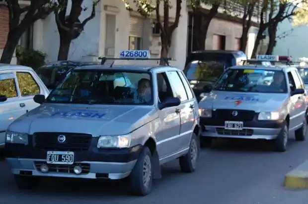 Le roban a una mujer remisera en la zona roja de la ciudad