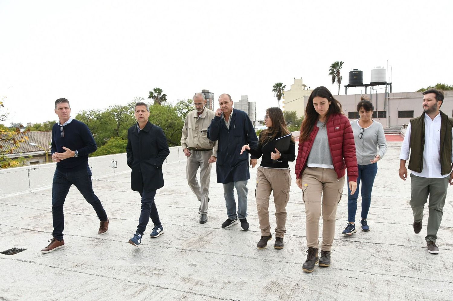 El intendente Damián Bernarte junto a colaboradores recorriendo obras.