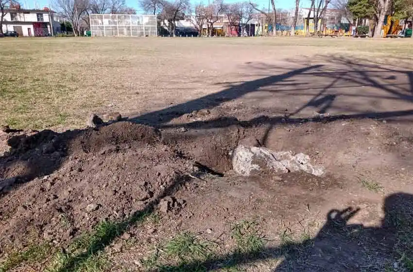Sigue la polémica con los arcos que fueron sacados por la Municipalidad para desalentar los partidos de fútbol