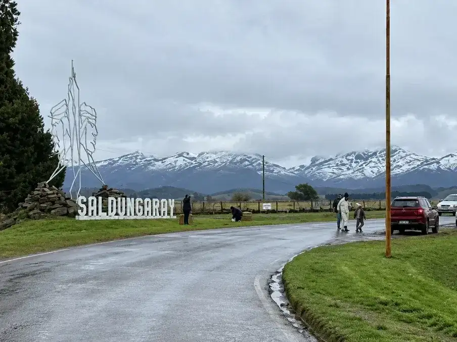Los cerros Tres Picos y La Carpa pueden observarse completamente nevados desde distintos puntos de la comarca, incluida la localidad de Saldungaray.