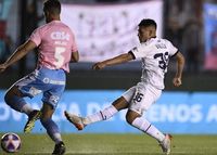 Independiente extendió su racha ganando en Sarandí