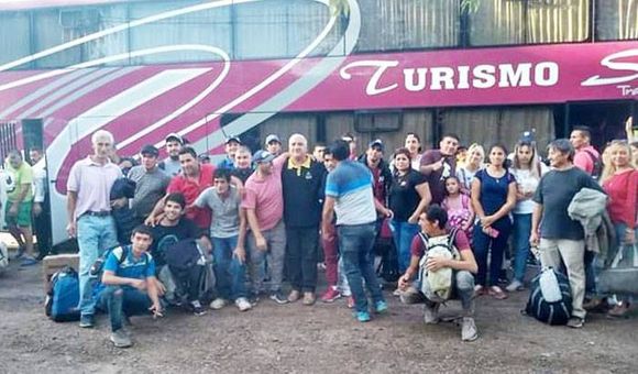 Llegaron algunos de los trabajadores de la fruta que habían quedado  varados en el sur del país