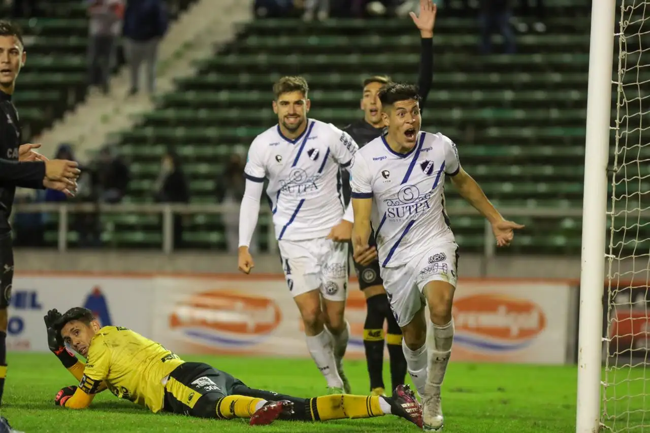 Alvarado ganó un partido clave con los goles de Ramírez