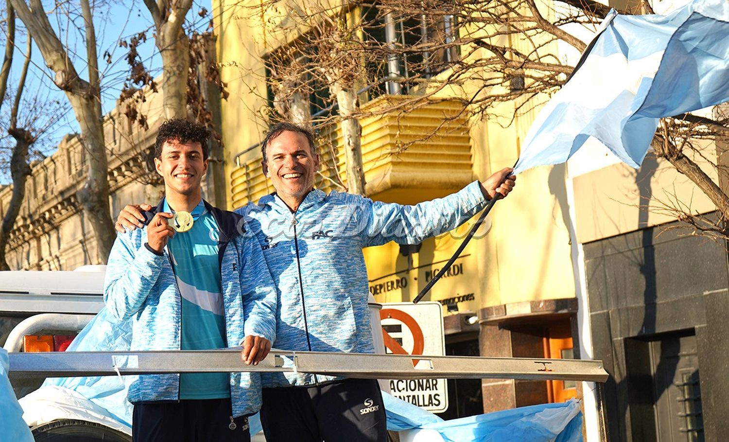 En su recibimiento. Manuel Trípano junto a su padre y entrenador Javier Trípano