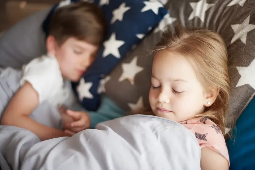 El buen descanso de los niños es importante también en vacaciones.