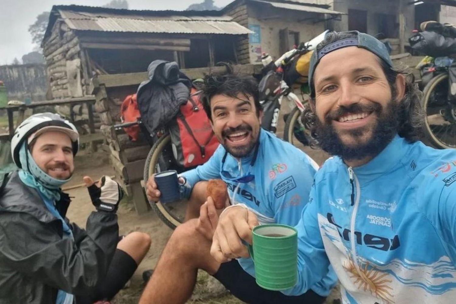 VIDEO | Travesía finalizada: tres cordobeses llegaron a Qatar en bicicleta tras pedalear 177 días