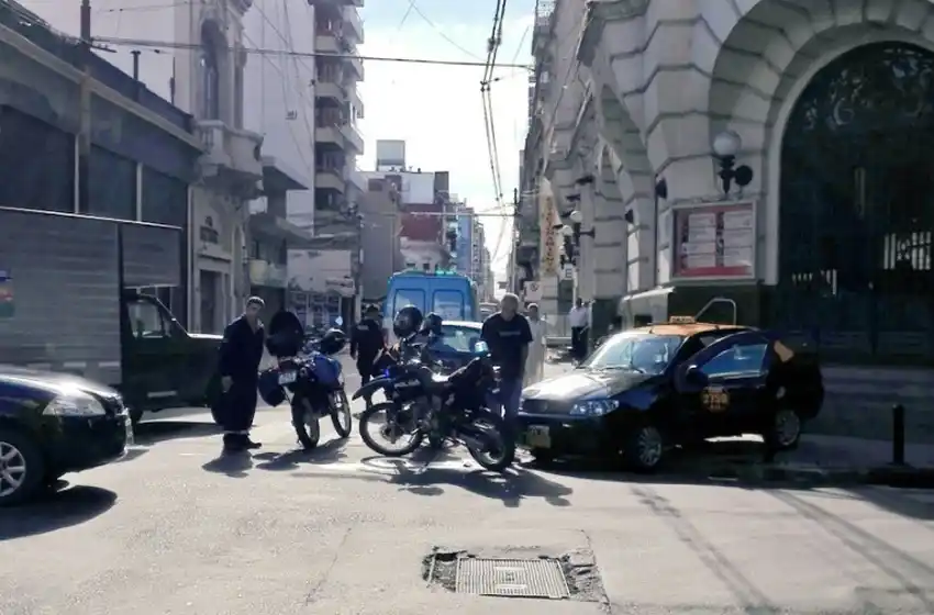 Chocaron un sacerdote y un taxista en el centro