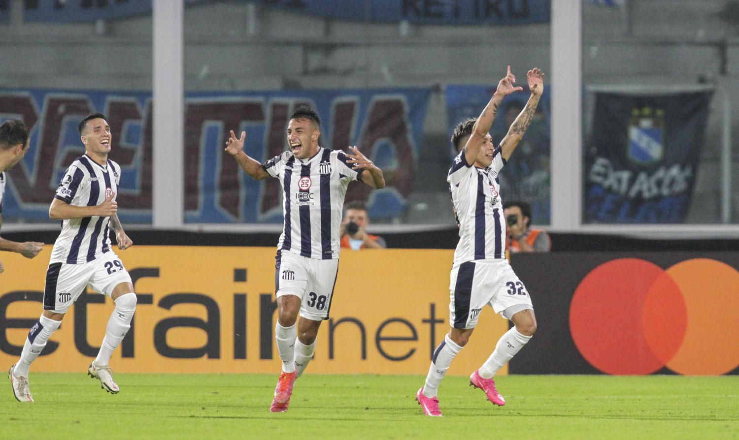 Talleres juega en Perú