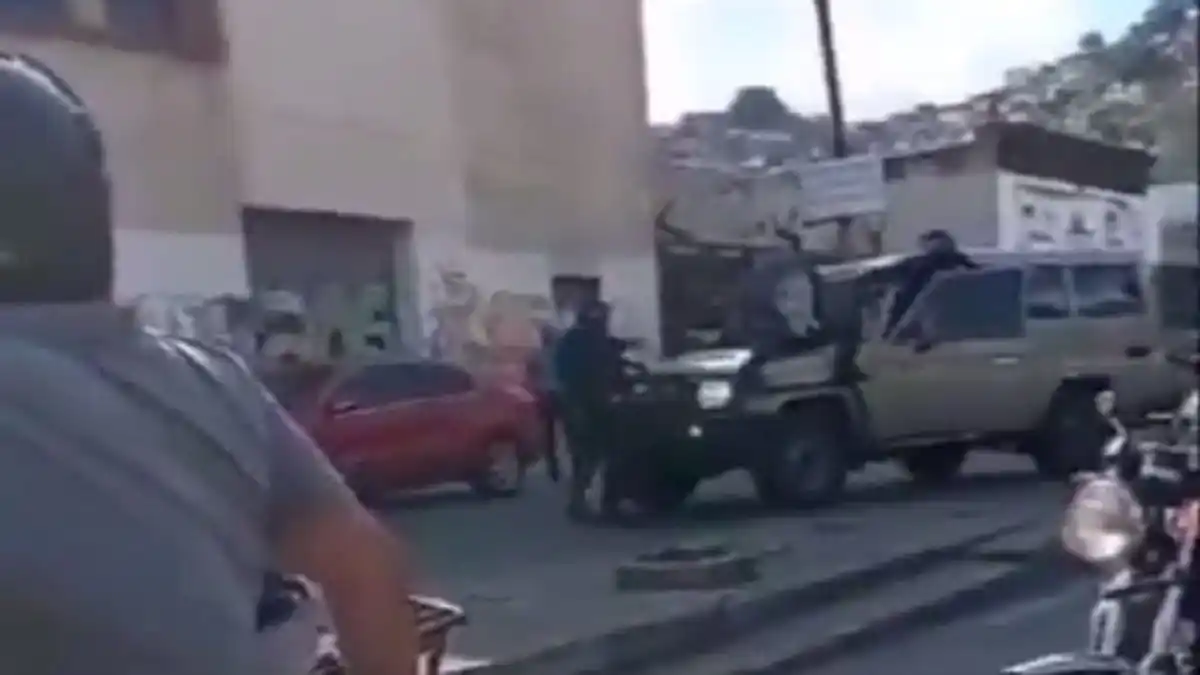 VEA como unos PRESUNTOS MILITARES que escoltaban a alguien, se dan a la fuga tras chocar vehículo en Quinta Crespo