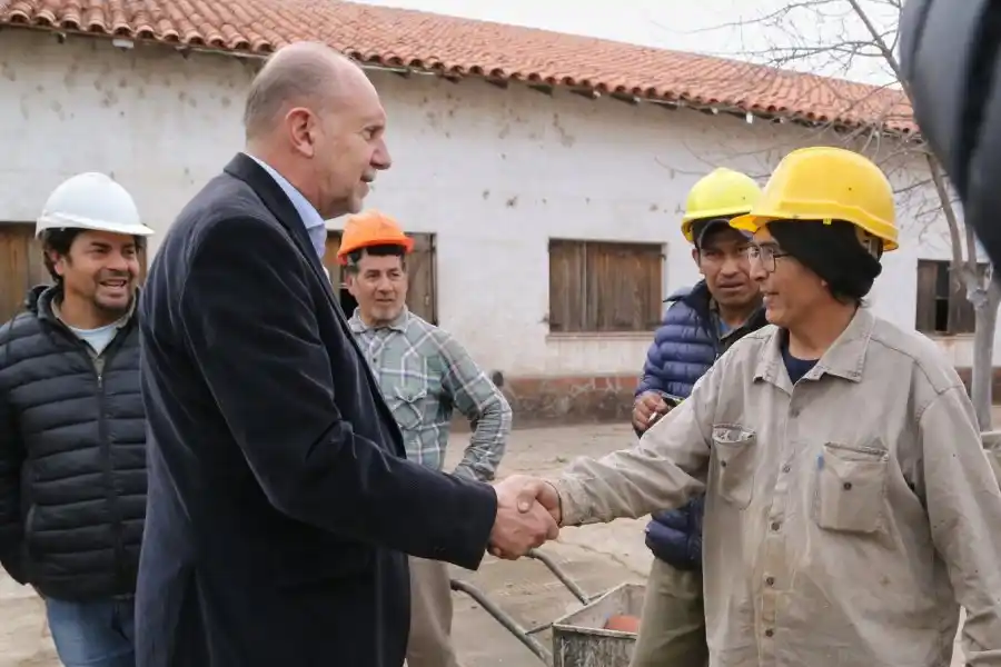 Perotti saluda a los obreros a cargo de la obra de las obras de reordenamiento y rehabilitación del predio que comprende el Hospital y el Hogar Escuela Juan Domingo Perón.