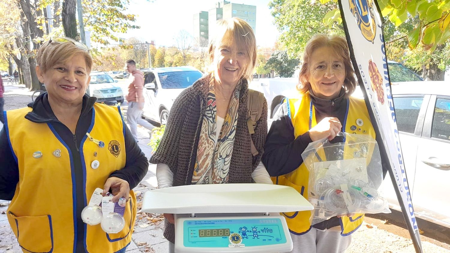 Donación. Dirigentes del Club de Leones con Liliana Espelet