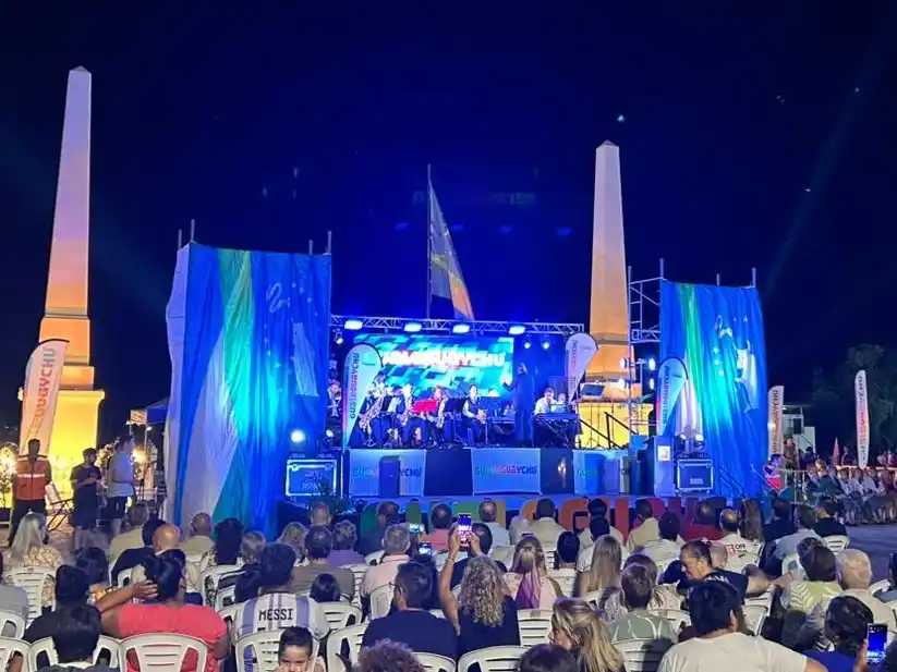 Con un gran marco de público, se lanzó la Temporada Verano 2026 en la costanera