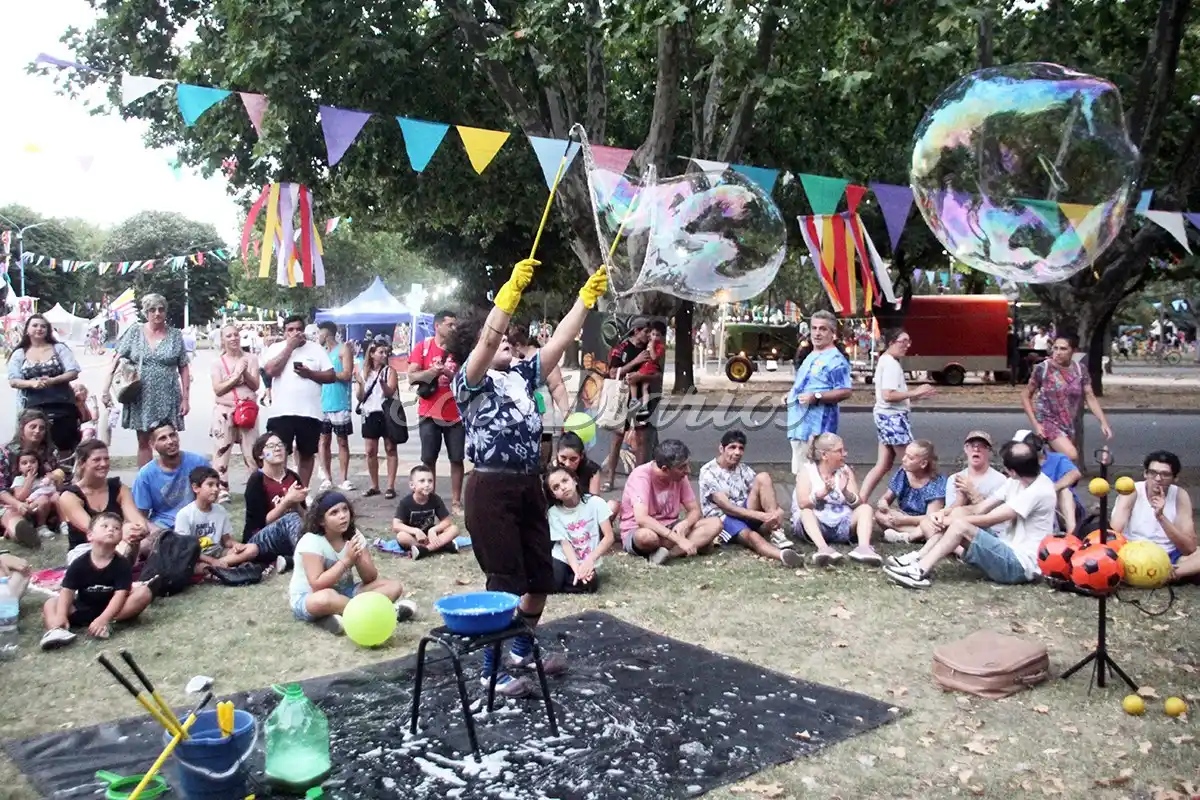 Chicos y grandes disfrutan de los espectáculos que se desarrollan en la plaza