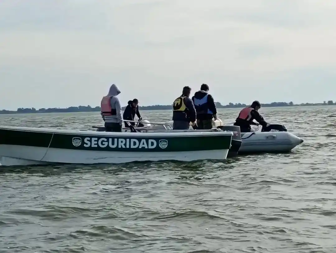 Operativo náutico: Seguridad Lacustre y el Club de Regatas recuperaron partes de un velero hundido