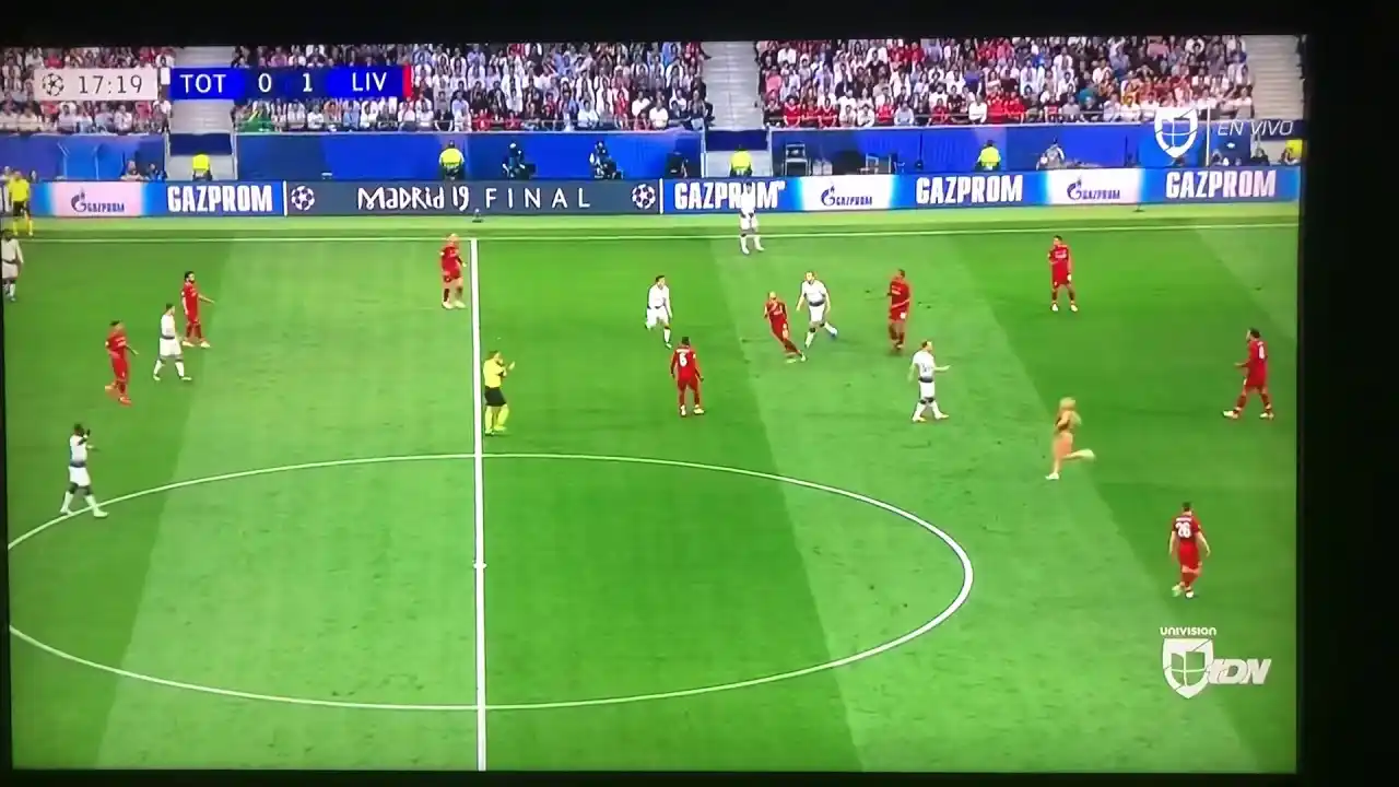 Final de la Champions: quién es la mujer que invadió el campo de juego