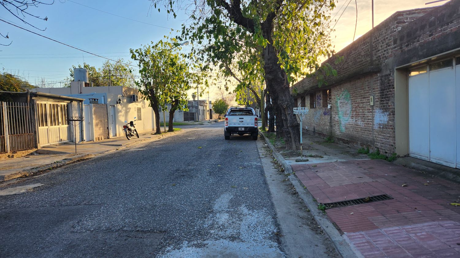 Delincuentes aprovecharon la tranquilidad del barrio y robaron la auxiliar de una camioneta