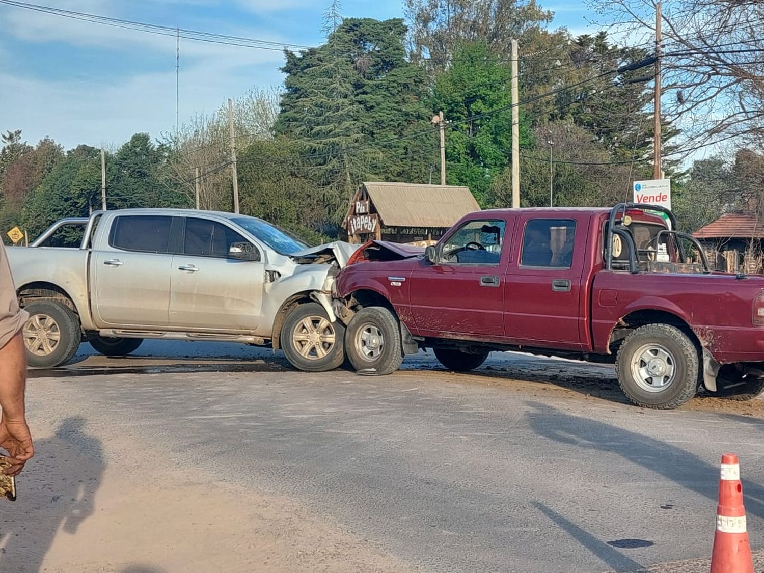 Urquiza al Oeste: Dos camionetas chocaron de frente y tres mujeres resultaron heridas