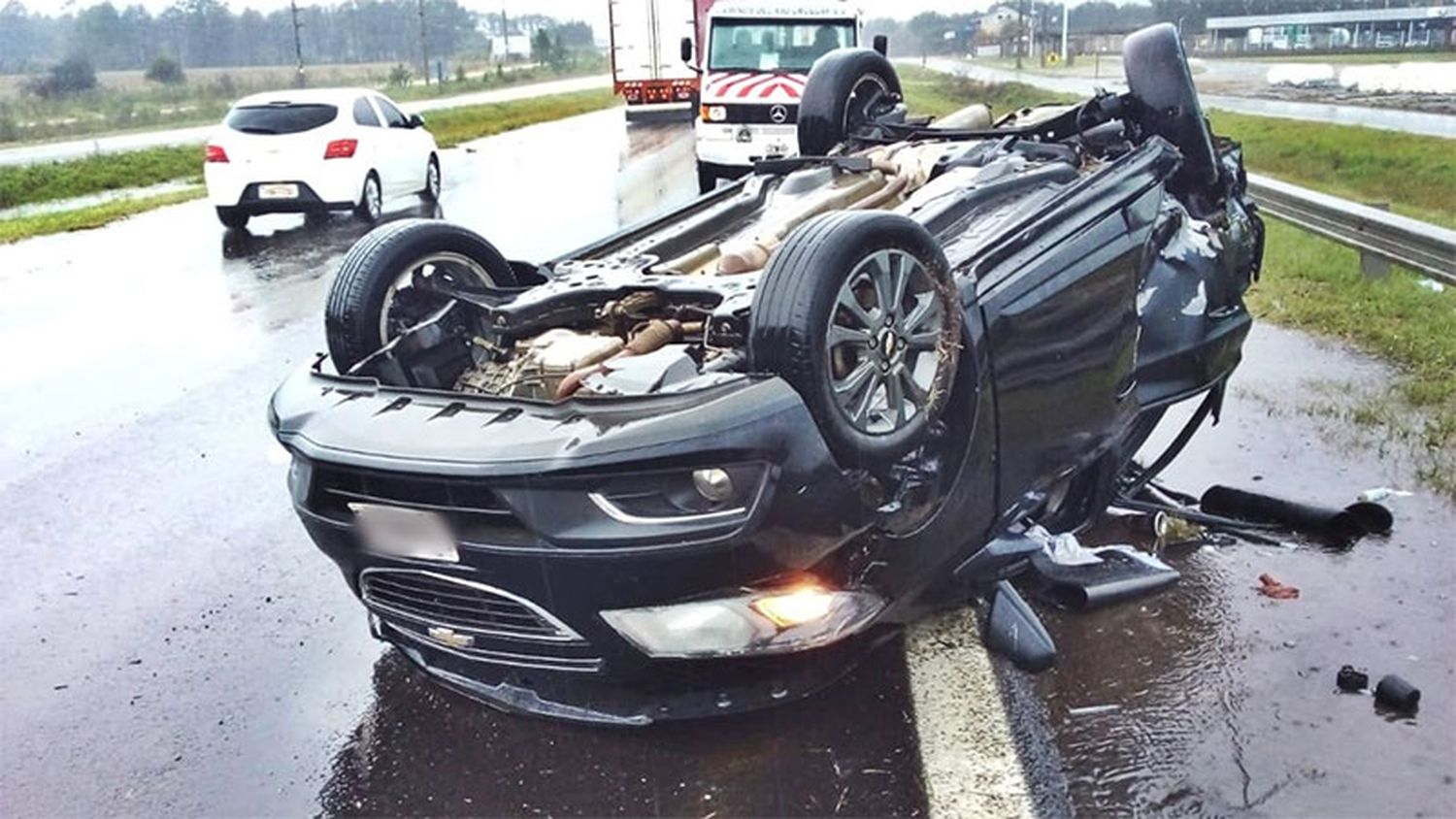 Volcó un auto en la Autovía Artigas: Tres personas fueron hospitalizadas