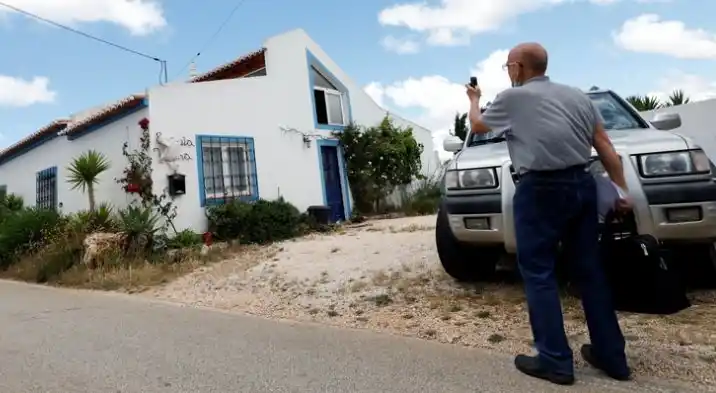 Un reportero toma una foto de la casa donde vivía el sospechoso cuando Madeleine McCann, de tres años, desapareció en 2007, cerca de Lagos, Portugal (Reuters)