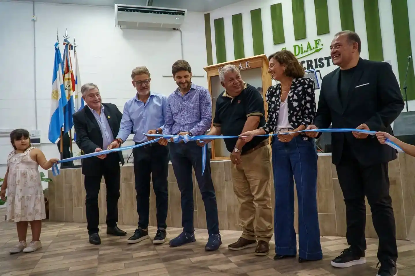 El gobernador Pullaro, Maximino y Di Gregorio acompañaron a la comunidad del Cediaf. Foto: Gentileza.