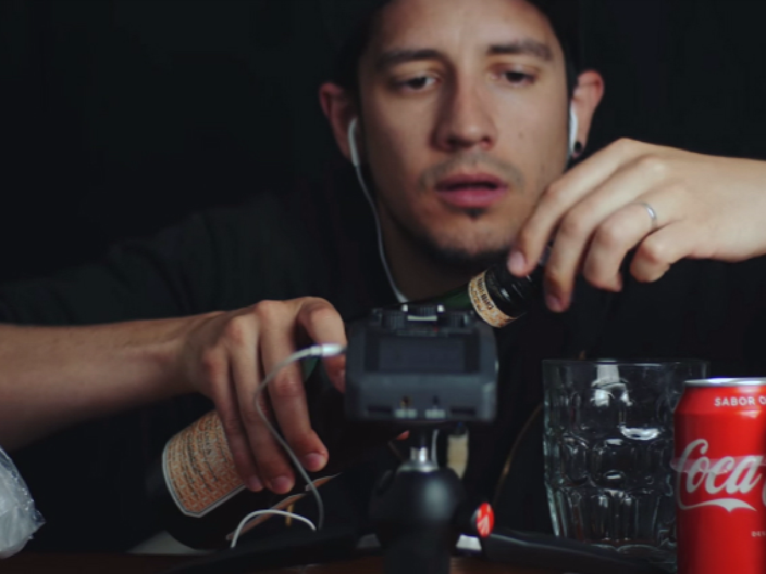 [Video] Preparó un fernet con una impresionante experiencia auditiva