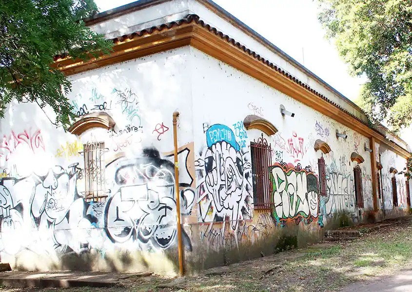 Los graffitis se apoderan del exterior del Museo Histórico
