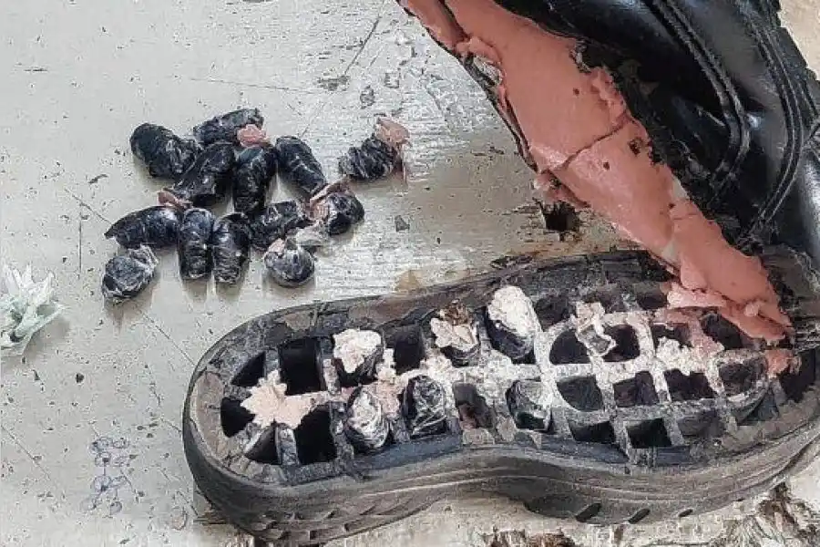 Atraparon a una mujer al intentar pasar drogas en una zapatilla a un preso de la cárcel de Piñero