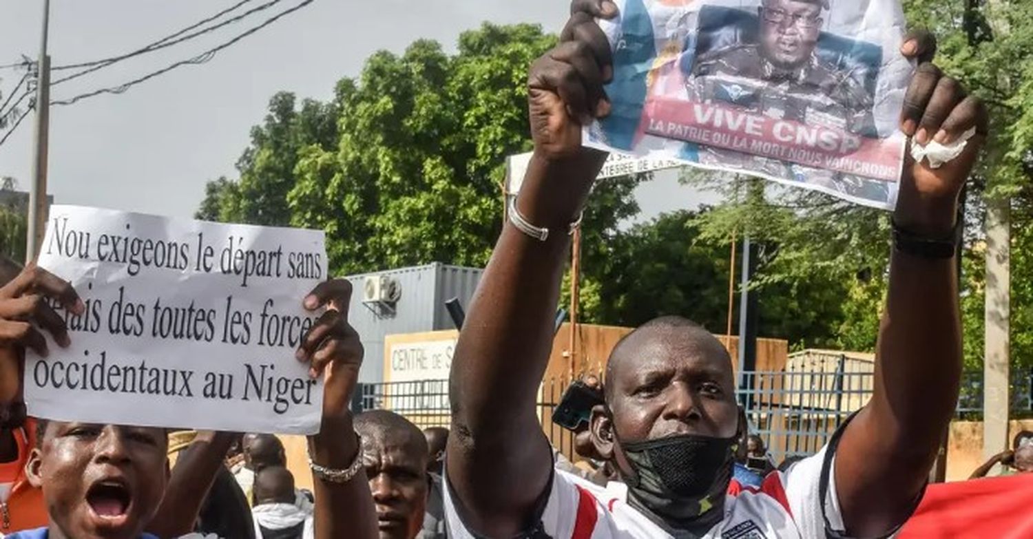 Manifestantes se tomaron las calles en respaldo del golpe en Niamey, la capital de Níger.