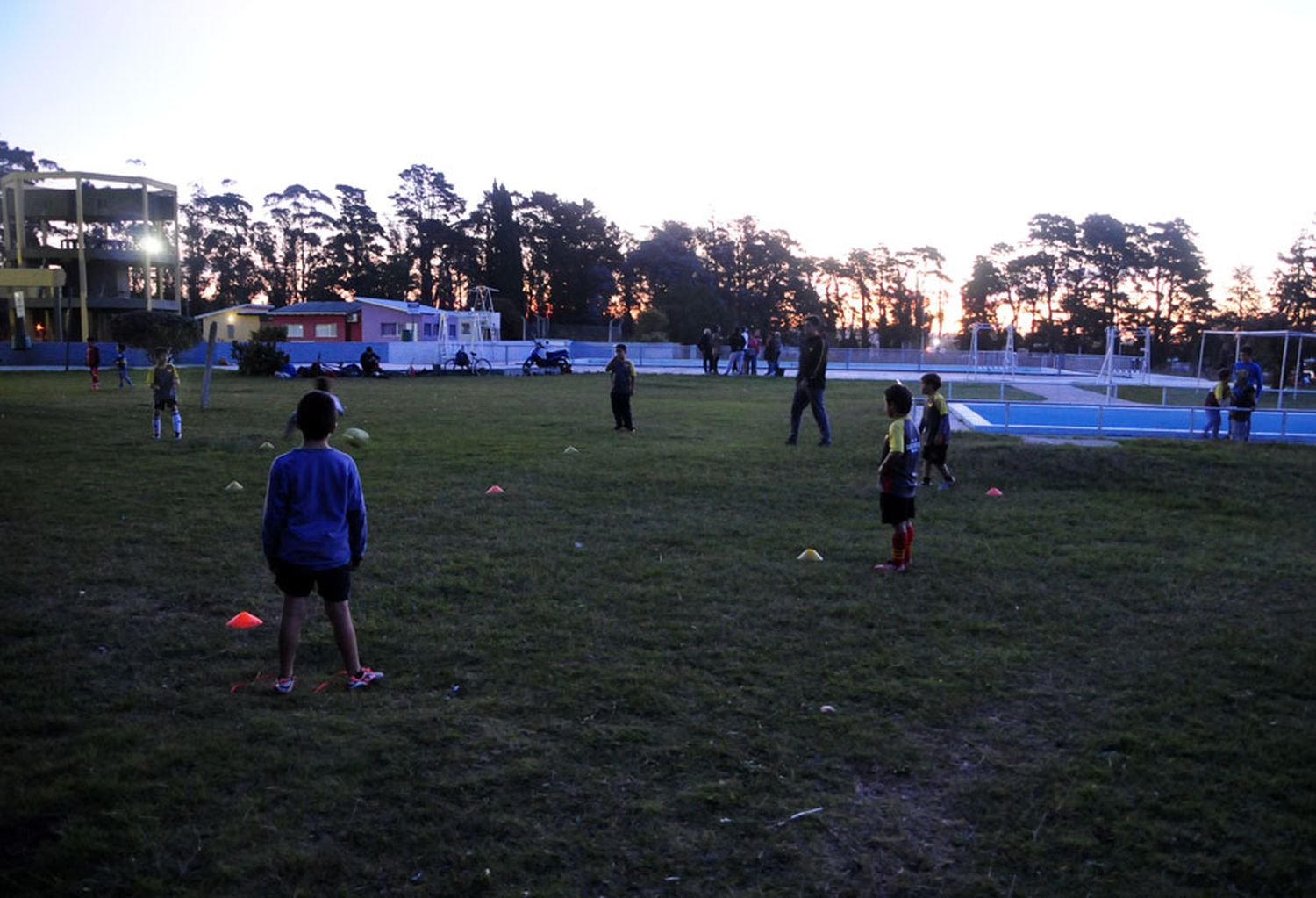 El club Villa Aguirre reclama al Municipio que ilumine el predio donde entrenan los chicos, en el Hípico